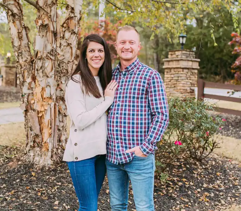 جيسون هيوز مع زوجته لورا