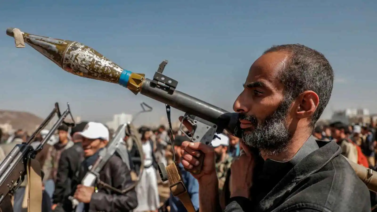 الحوثيون ينفون استهداف أي سفينة بخليج عدن