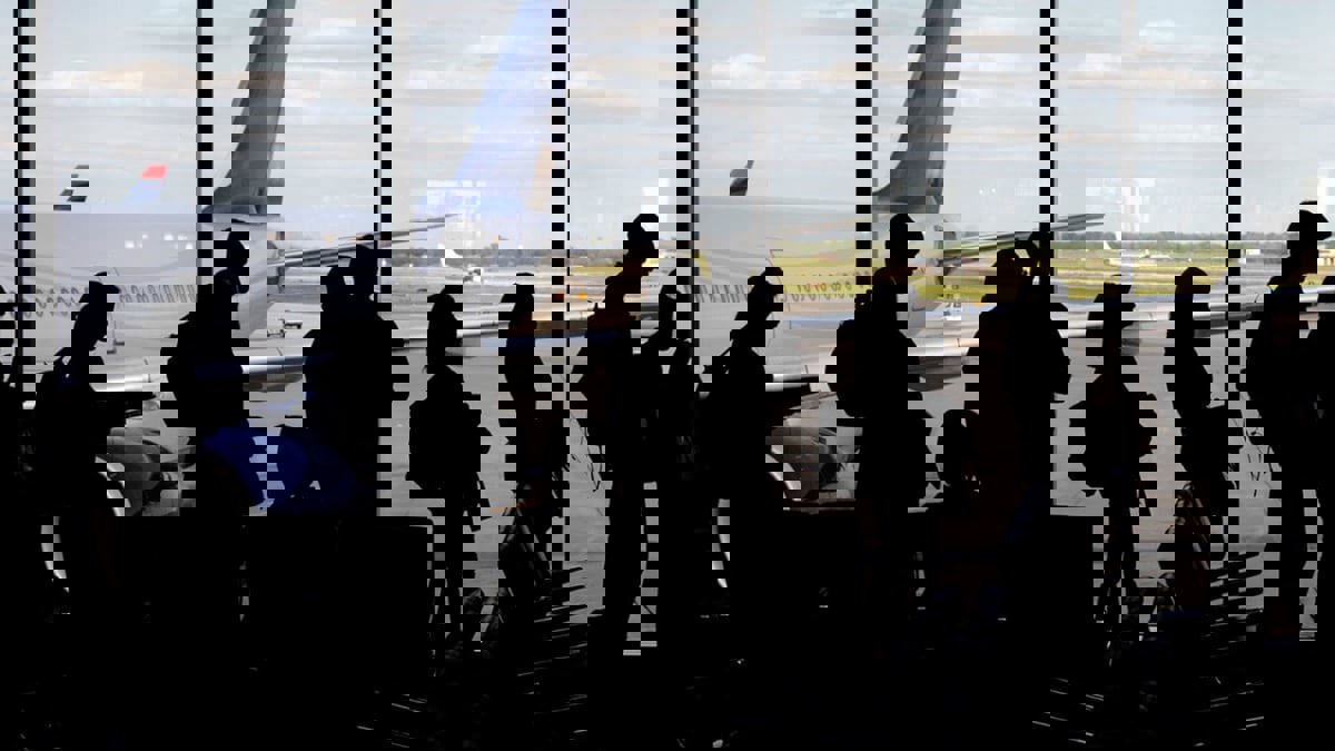 كيف تسافر جوًا هذا الصيف بتكلفة منخفضة ودون فقدان الأمتعة؟