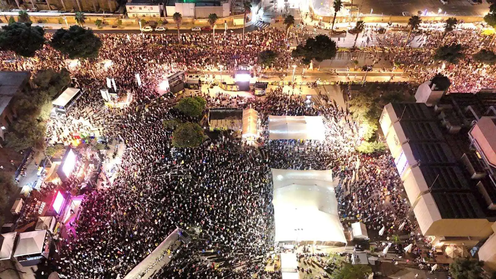 مظاهرات حاشدة قرب منزل نتنياهو للمطالبة بإعادة الأسرى (فيديو وصور)