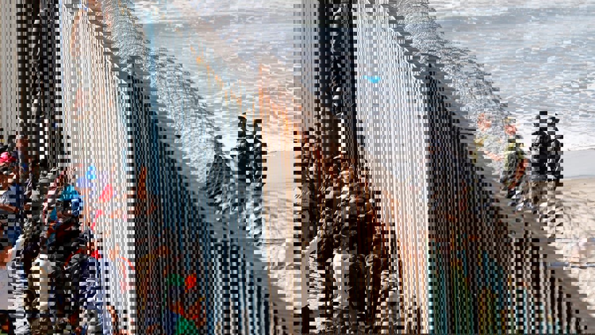 قاض أمريكي يبطل قرارا لإدارة بايدن يقيد وصول المهاجرين