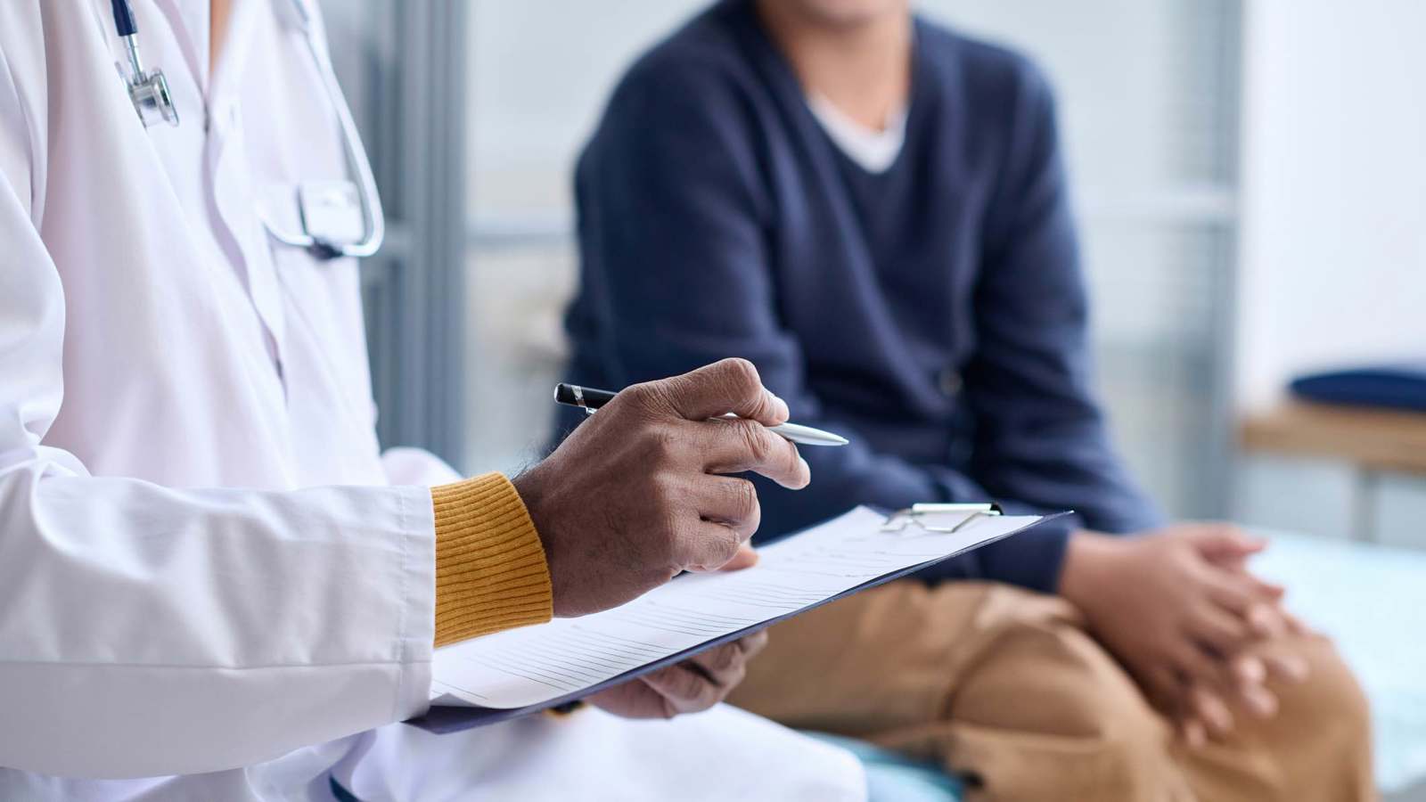 علامات "شائعة" للسرطان لدى الشباب.. لا تتجاهلوها