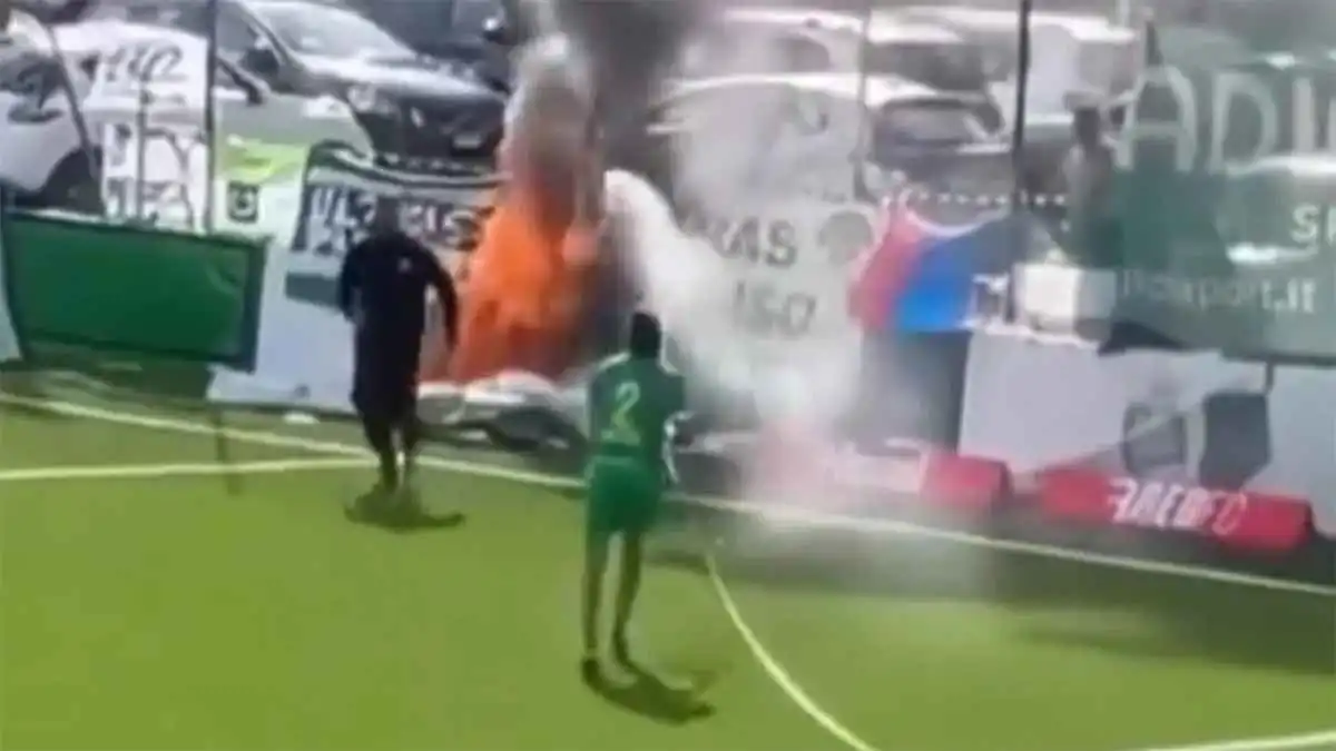 نجم الدوري الإنجليزي السابق يخمد حريقًا نشب خلال مباراة فريقه في سويسرا (فيديو)