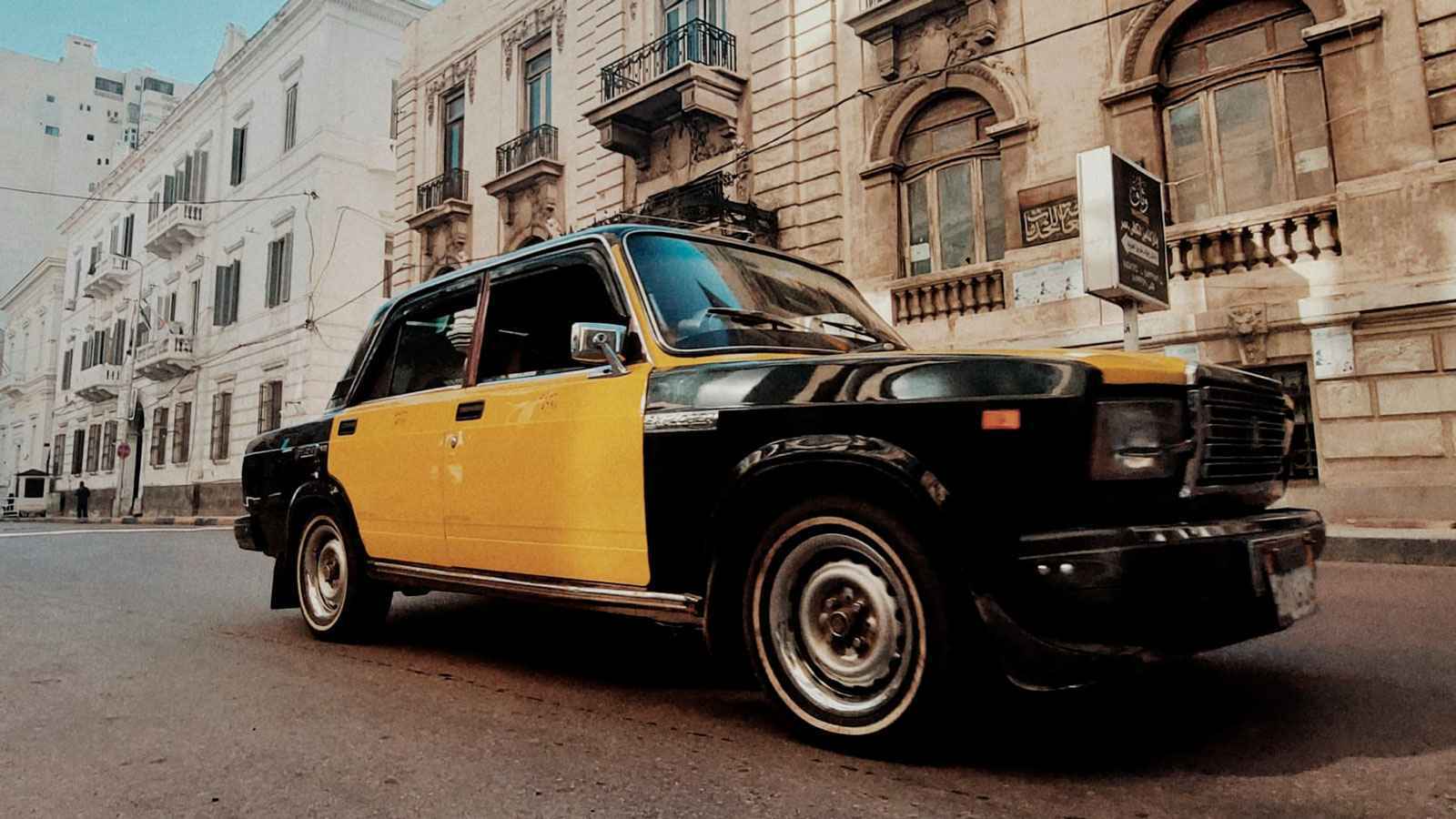 أعاد 8 ملايين جنيه لصاحبها.. تفاعل كبير مع أمانة سائق مصري