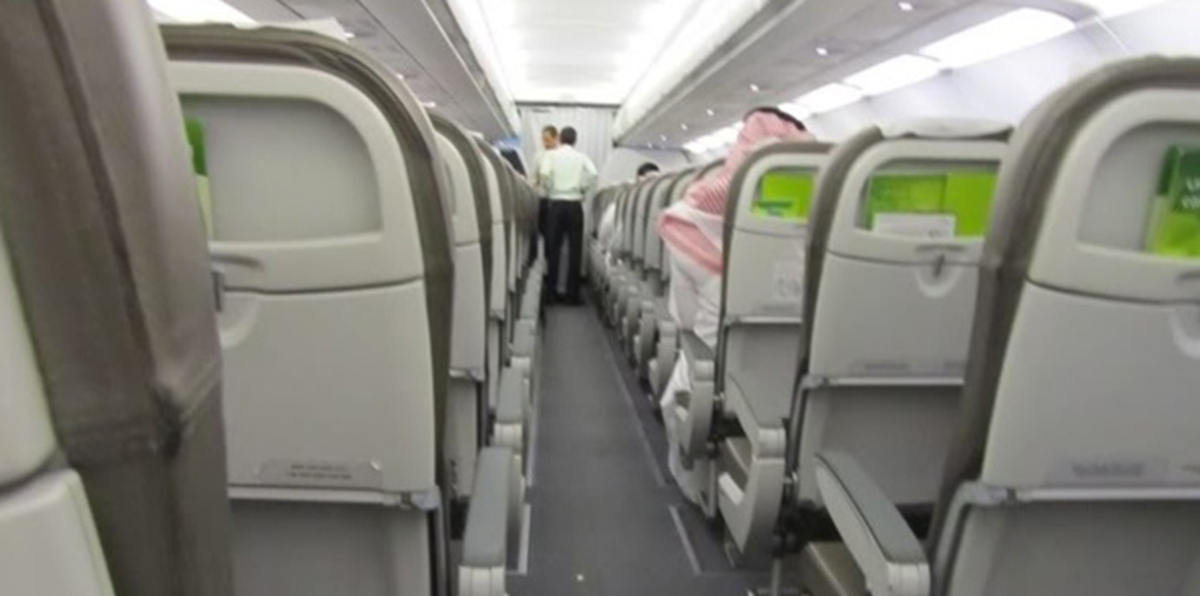 شجار عنيف بين راكب ومضيفة في رحلة "جدة القاهرة".. يدفع قائد الطائرة لهذا التصرف