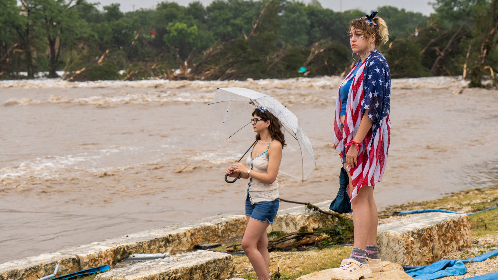 فقدان عشرات الأطفال من مخيم صيفي ضربته سيول تكساس (فيديو)