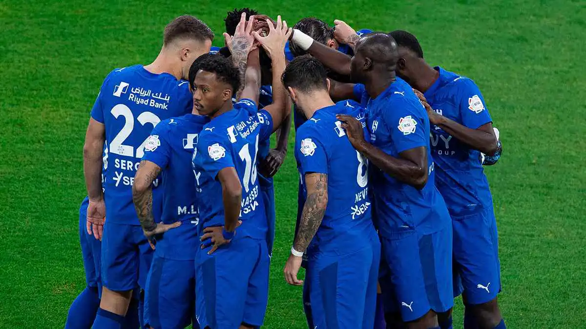 نجم الهلال السعودي يقذف منزل زميله في الفريق بالبيض (فيديو)