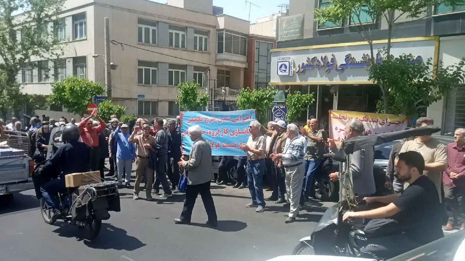 بعد الممرضين.. المتقاعدون ينظمون احتجاجات حاشدة في إيران