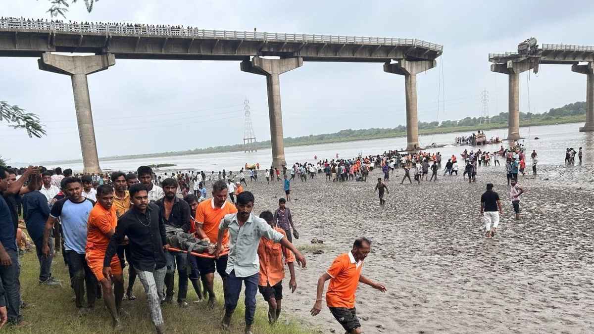 "فيديو صادم".. مصرع 9 أشخاص إثر انهيار جسر في الهند