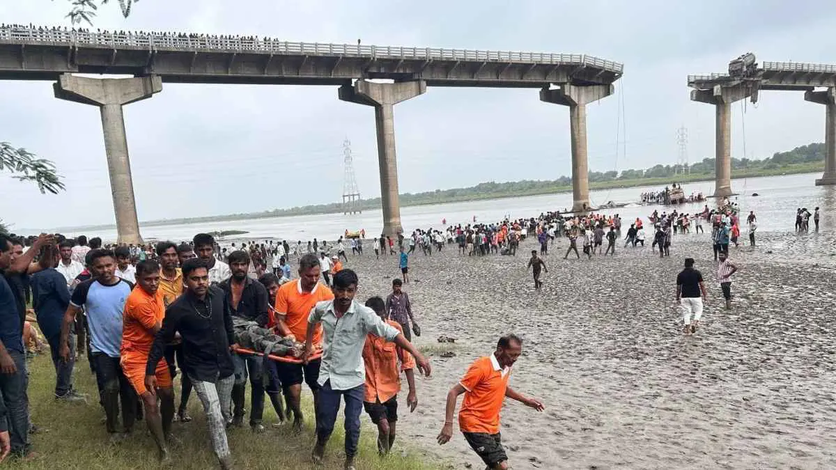 "فيديو صادم".. مصرع 9 أشخاص إثر انهيار جسر في الهند