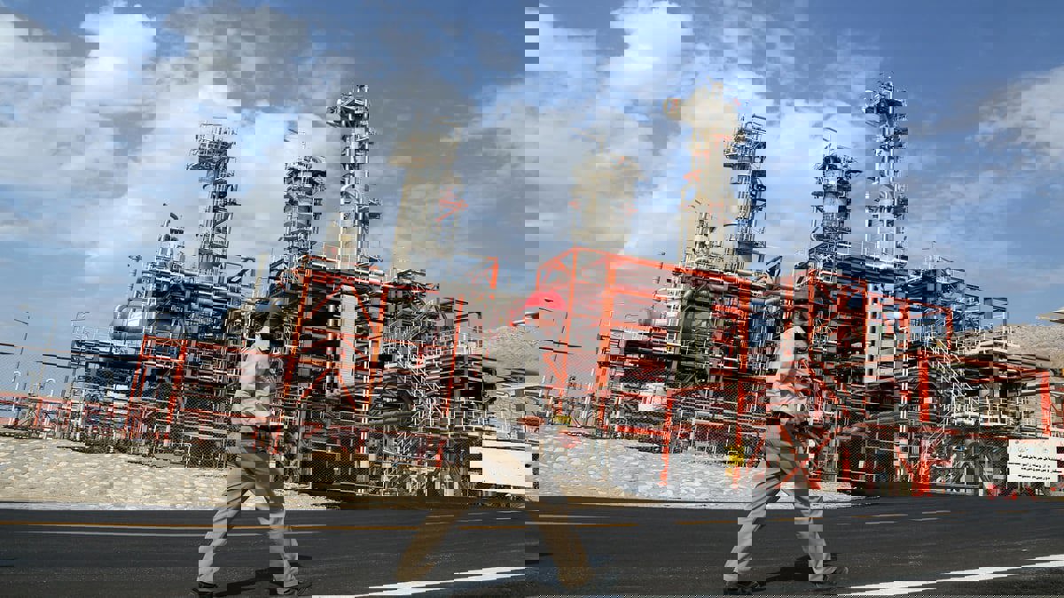 مؤسسة البترول الوطنية الصينية تعلق استثماراتها في حقل بارس الإيراني