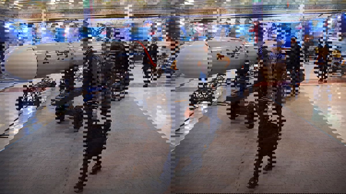 صحيفة عبرية: ضوء أخضر أمريكي لإسرائيل لضرب أسلحة إيران "الدقيقة"