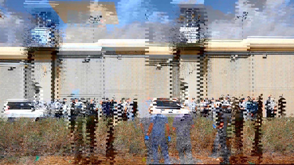 محكمة إسرائيلية تقضي بسجن وتغريم أسرى سجن جلبوع