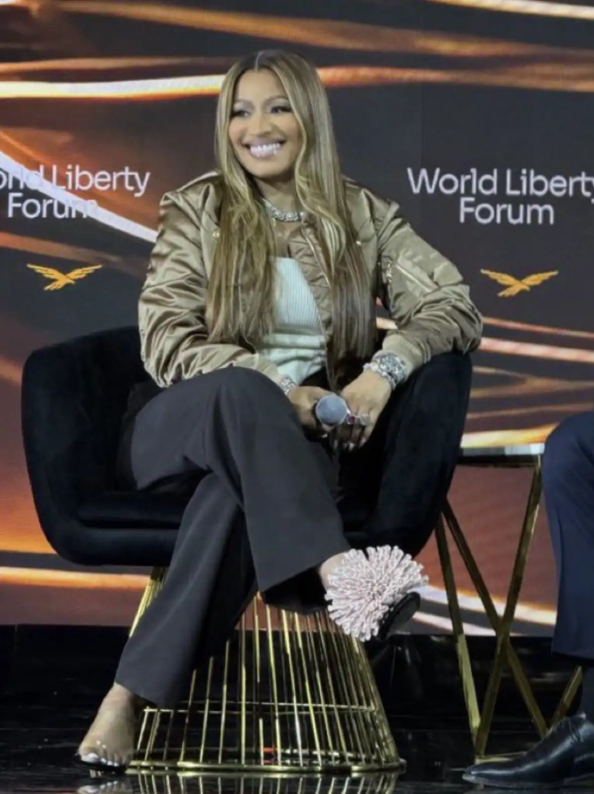 إطلالة نيكي ميناج