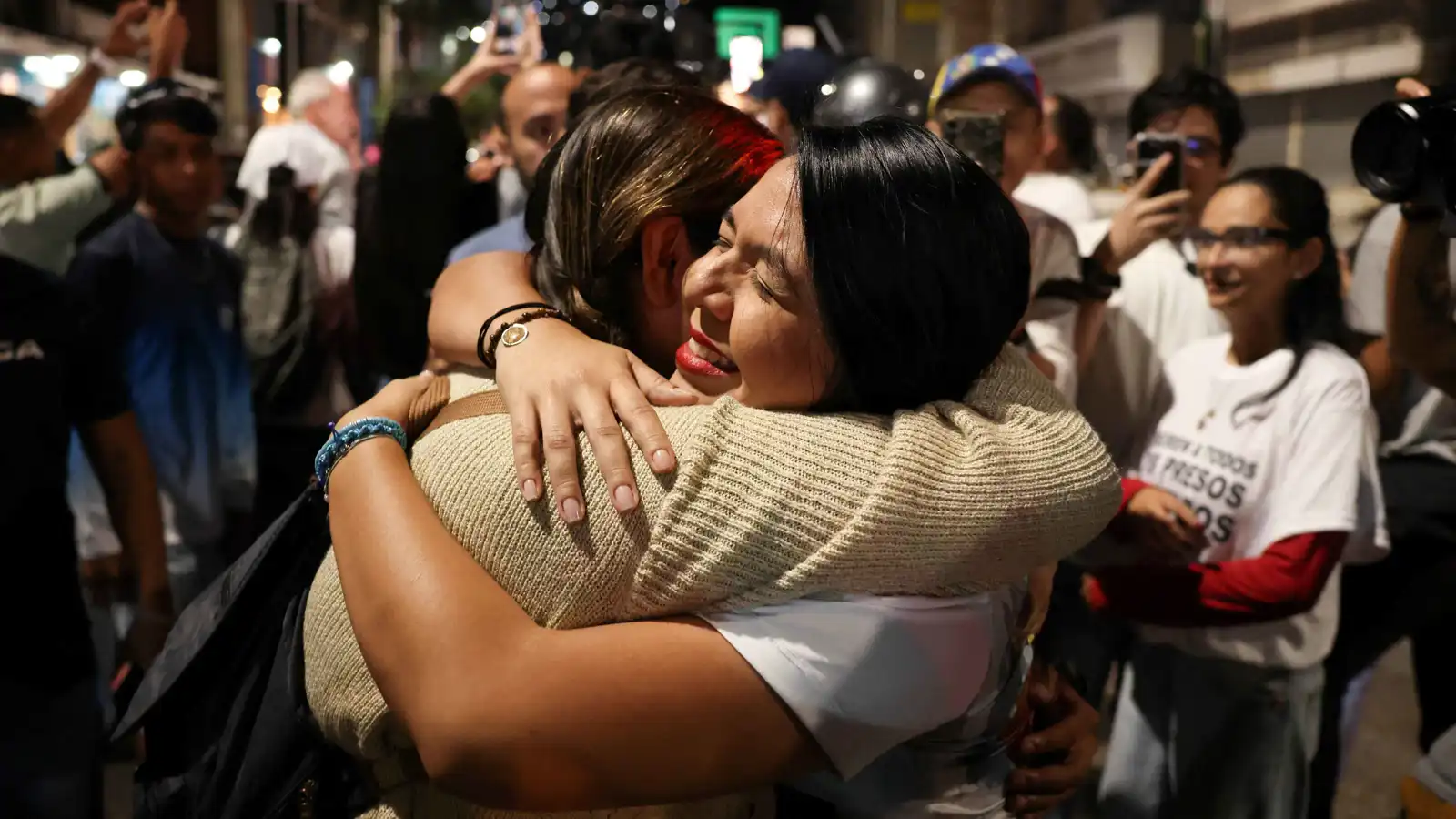 منهم نساء.. عشرات السجناء السياسيين يعانقون الحرية في فنزويلا (فيديو)