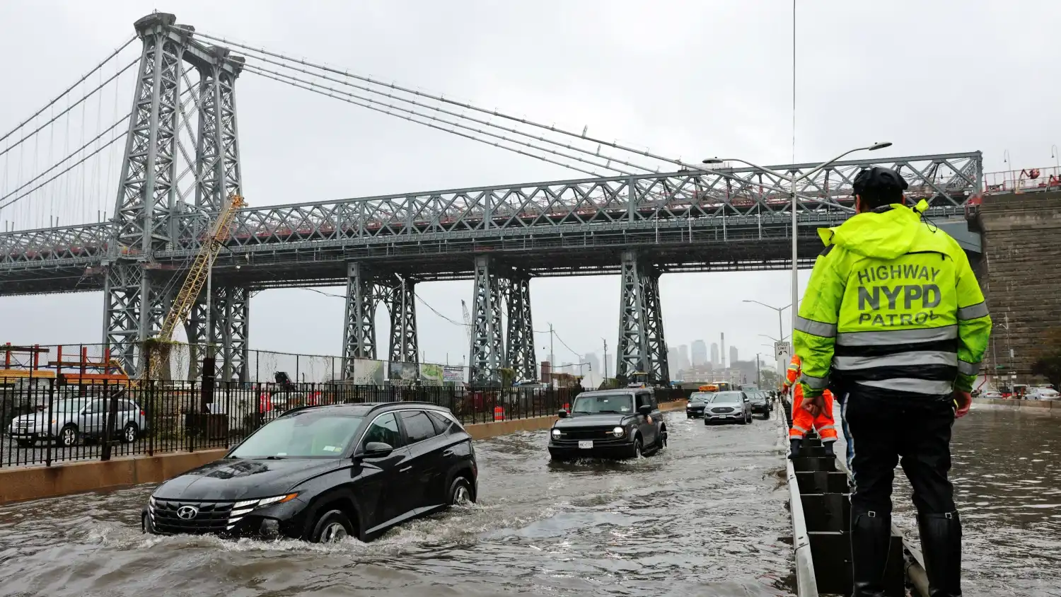 فيضانات مفاجئة تشل طريقًا سريعًا في نيويورك (فيديو)