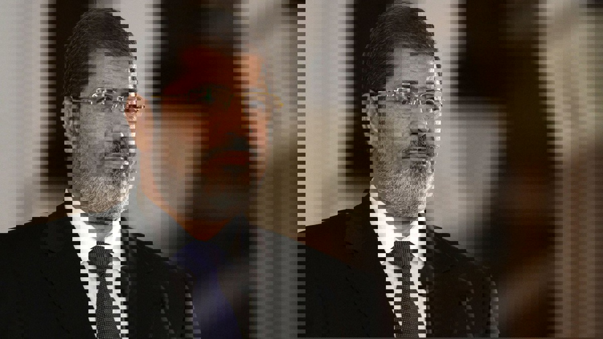 نجل محمد مرسي يعلن دفن والده