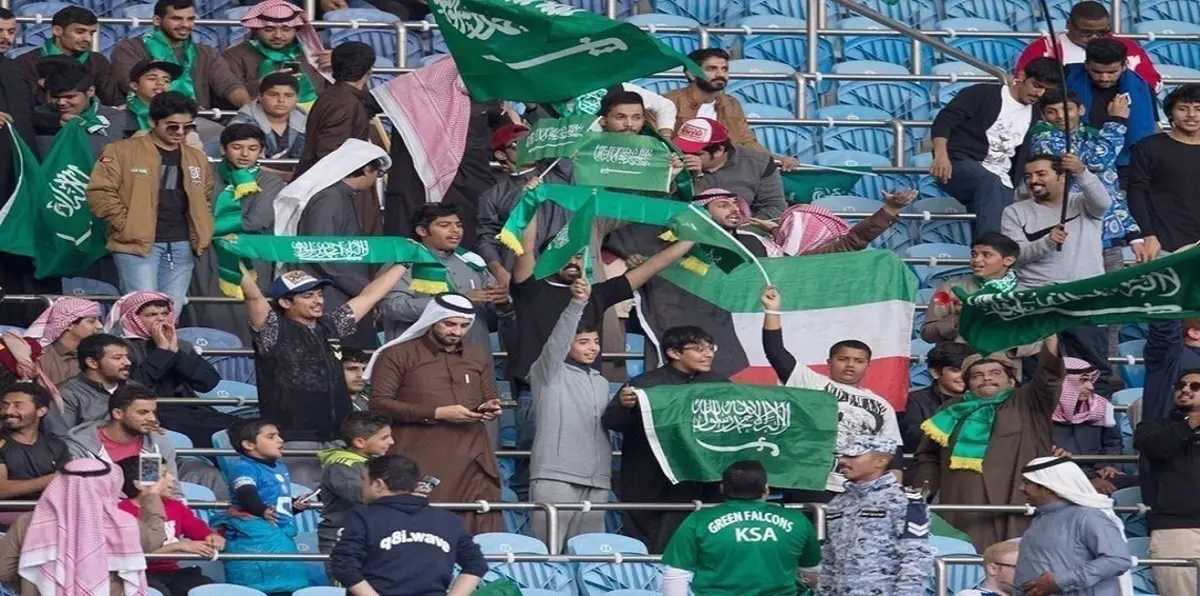 كأس الخليج 23.. شبيه العالم الشهير "أينشتاين" يظهر في مدرجات مباراة السعودية والكويت (صورة)