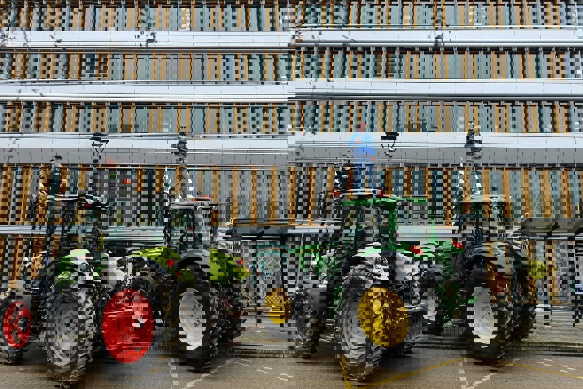 حصار المزارعين في فرنسا قيد الهدنة المؤقتة