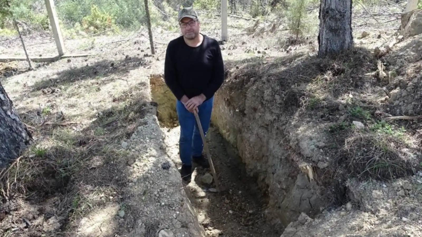 رجل يحفر قبره بنفسه بعد نجاته من 9 حوادث مميتة (فيديو)