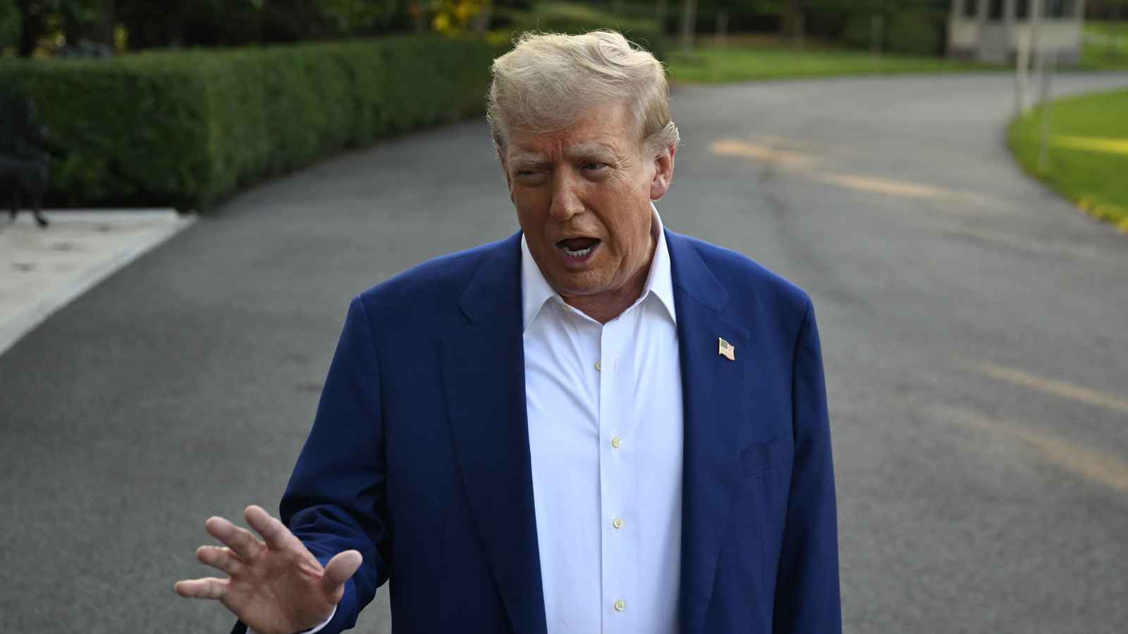 ترامب يطالب إسرائيل بوقف إلقاء القنابل على إيران