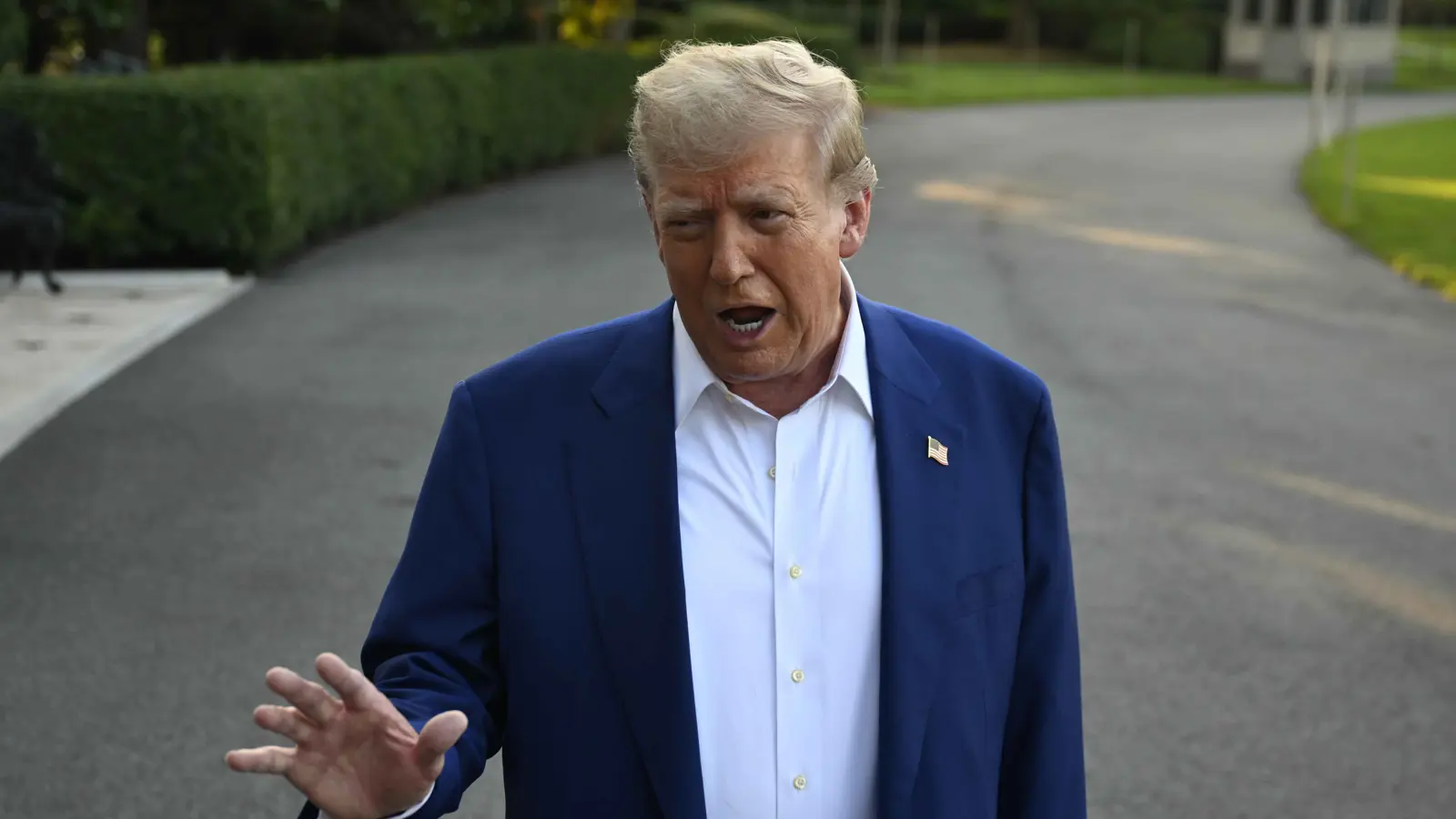 ترامب يطالب إسرائيل بوقف إلقاء القنابل على إيران