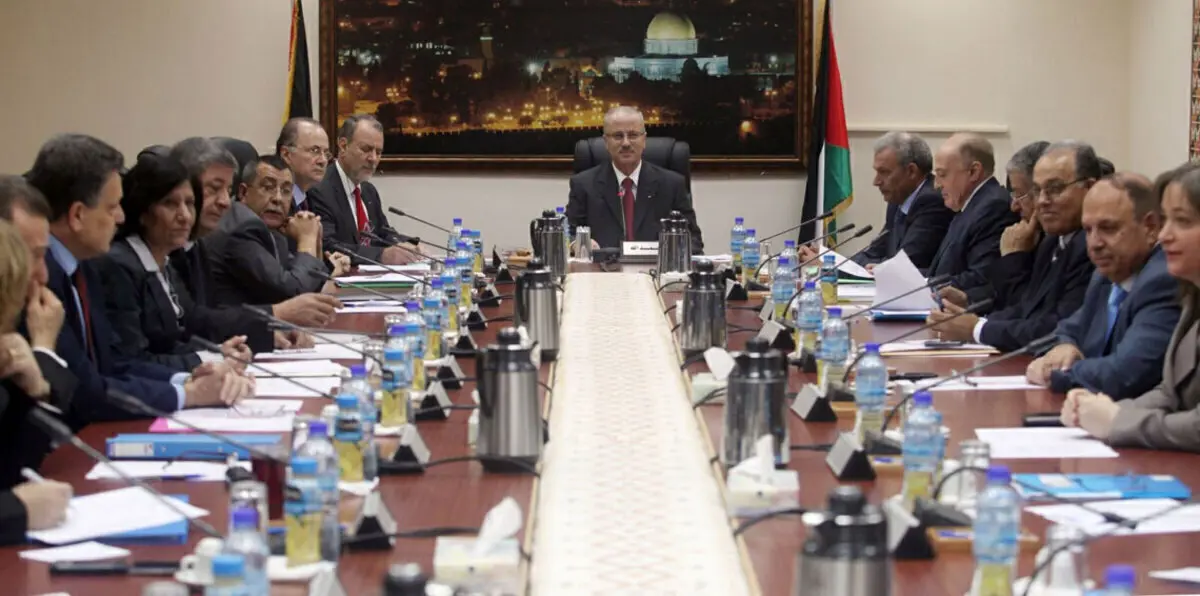 الحكومة الفلسطينية تبدأ بإعداد خطط فك الارتباط مع إسرائيل