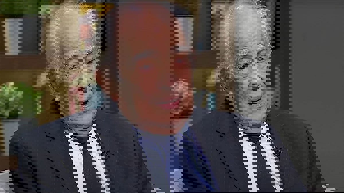 إصابة الفنان رشوان توفيق بكسر في قدمه