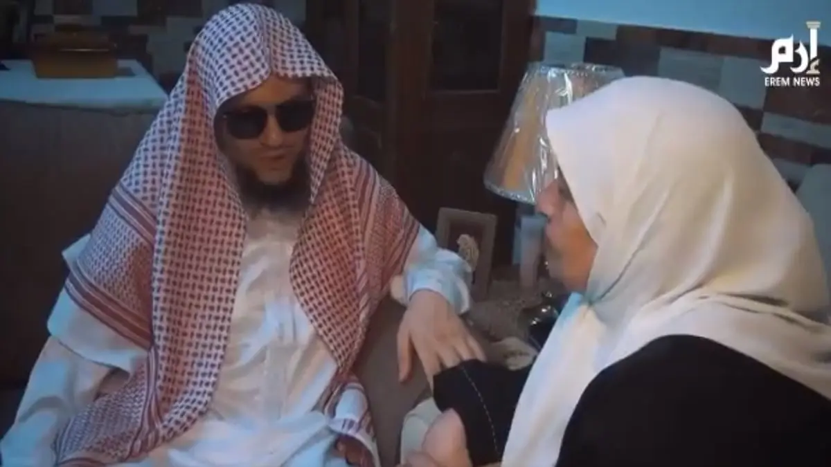 أم حاتم الجاعوني.. أردنية رافقت ابنها الكفيف في دراسته حتى حصل على الماجستير (فيديو)