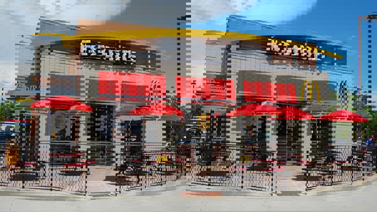 50 مراهقًا يداهمون مطعم ماكدونالدز ببريطانيا.. وهذا ما فعلوه