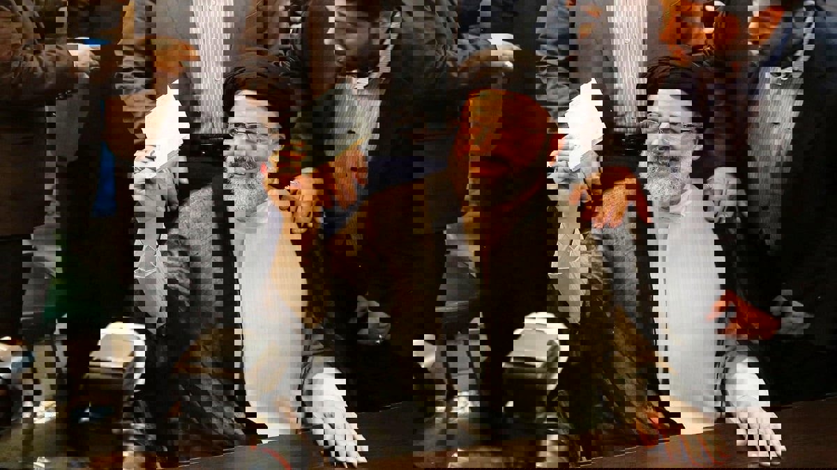 "فاينانشال تايمز": متشددو إيران يمهدون طريق إبراهيم رئيسي لخلافة روحاني