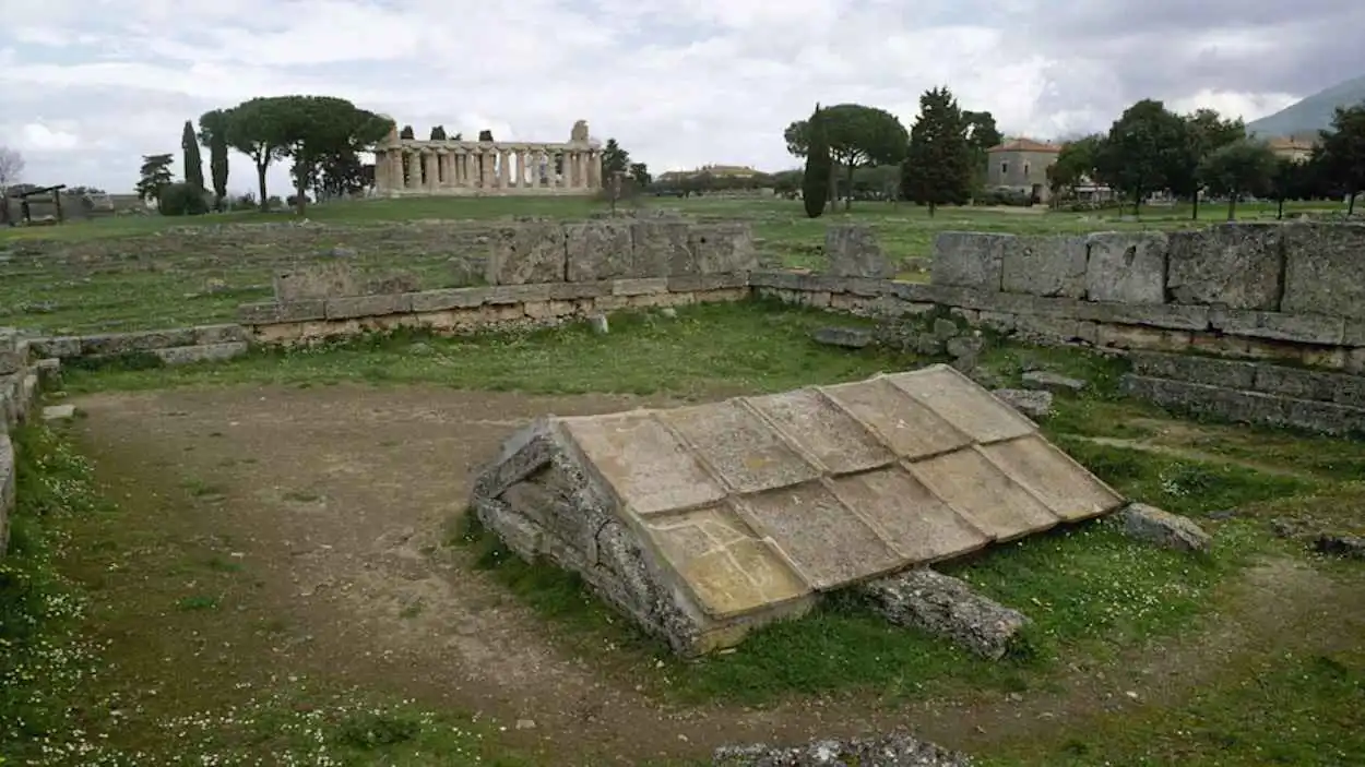 حيرت العلماء طويلا.. حل لغز مادة لزجة عمرها 2500 عام