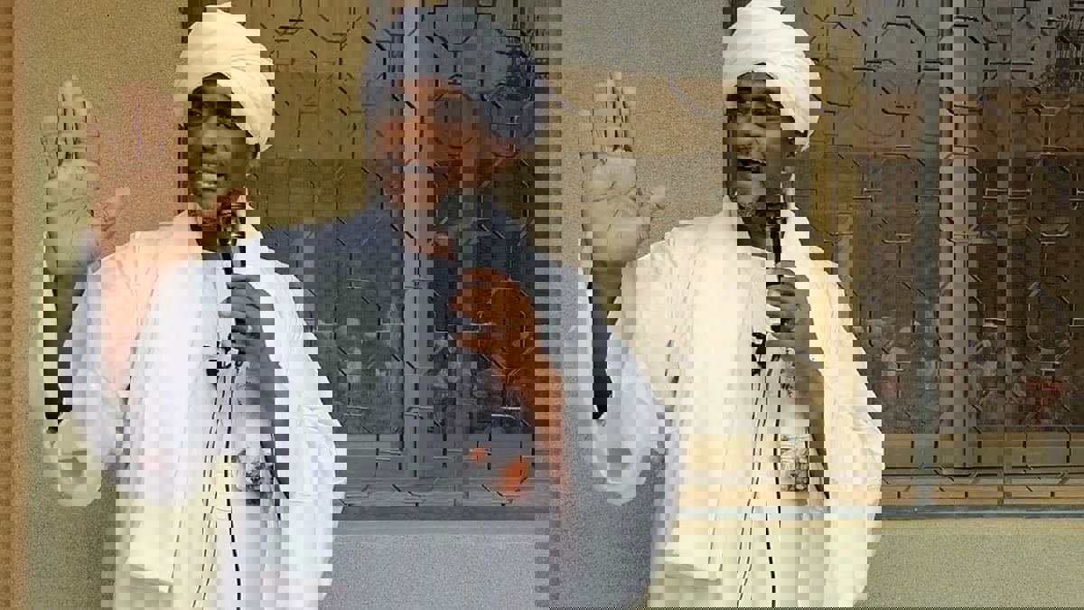 "بأمر من الرسول".. مقرب من "البرهان" يثير السخرية باستنفار السودانيين للقتال