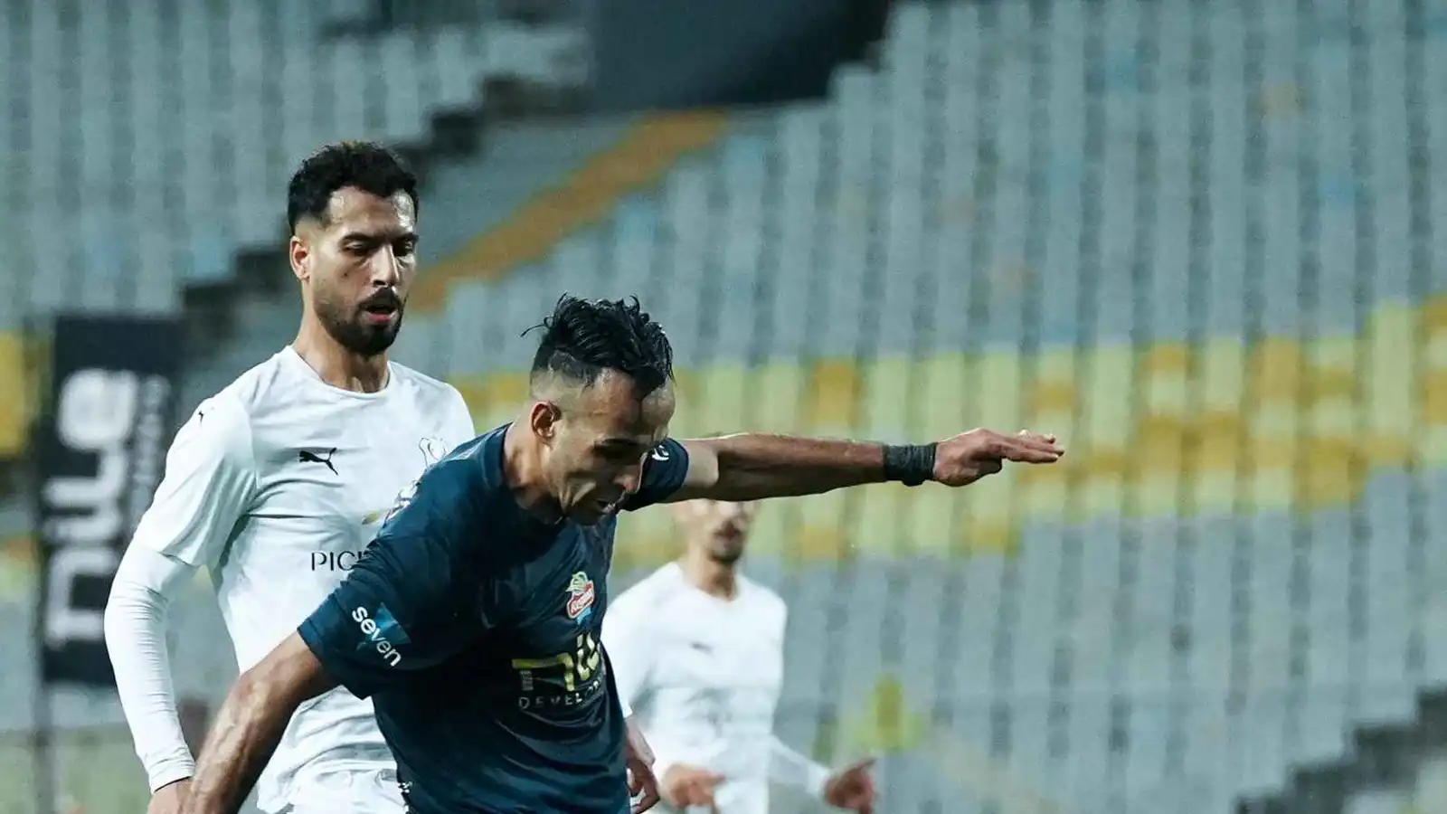 ماذا يحتاج ناصر منسي لمساواة عدد أهداف عماد متعب؟