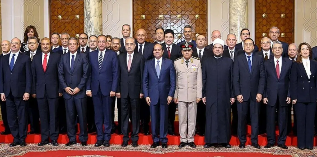 مراقبون: الشبهات تحاصر حكومة  شريف إسماعيل وتهددها بالزوال