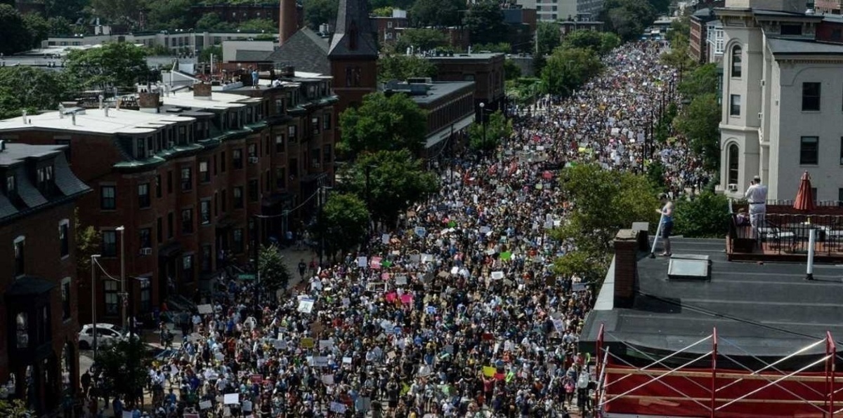 الآلاف ينددون بـالعنصرية في بوسطن والشرطة تتصدى للمتظاهرين