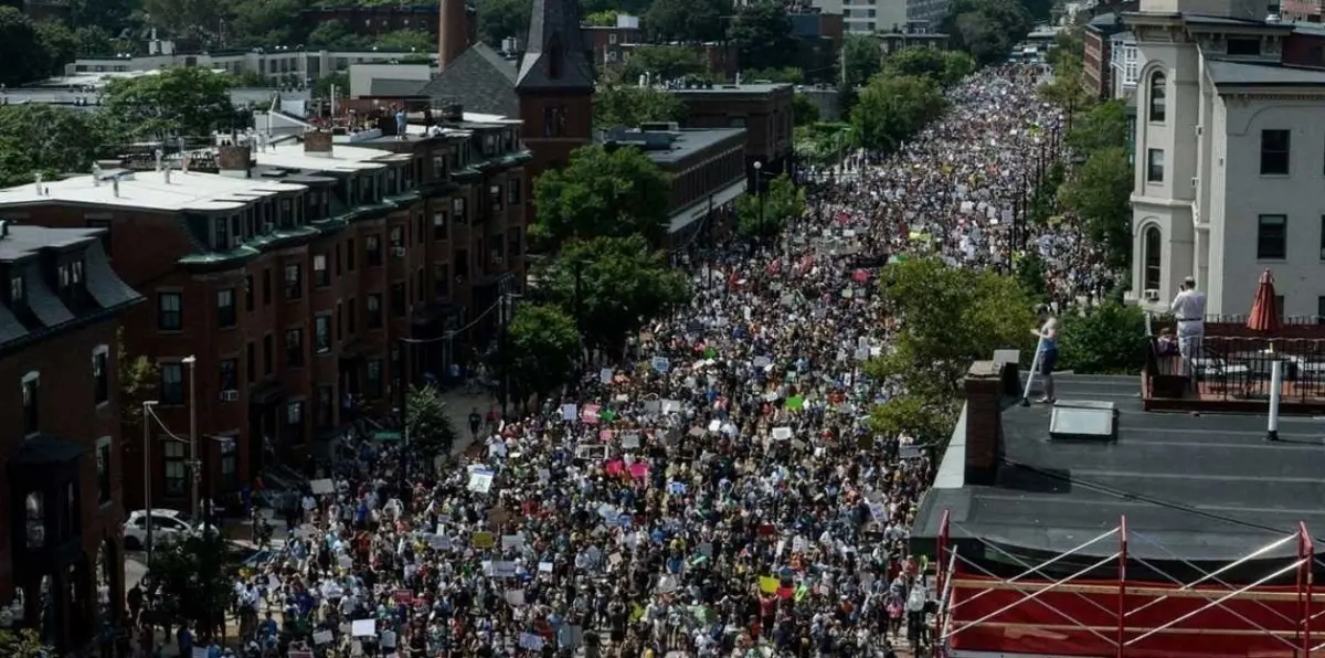 الآلاف ينددون بـالعنصرية في بوسطن والشرطة تتصدى للمتظاهرين