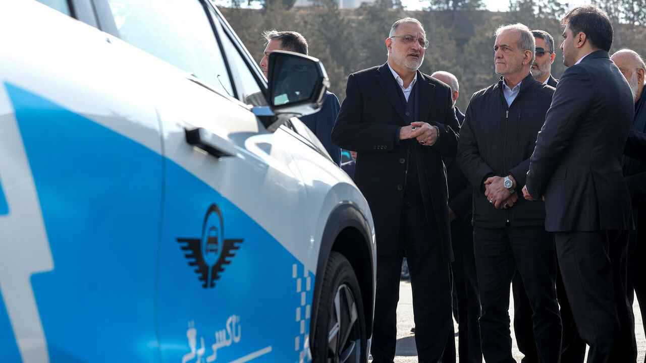 بنزين "مغشوش" يعطّل موكب الرئيس الإيراني