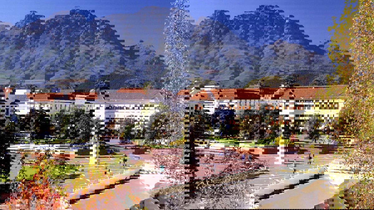 جنوب أفريقيا.. فيديو لطالب أبيض يتبول على كتب زميله الأسود يثير استهجانا واسعا