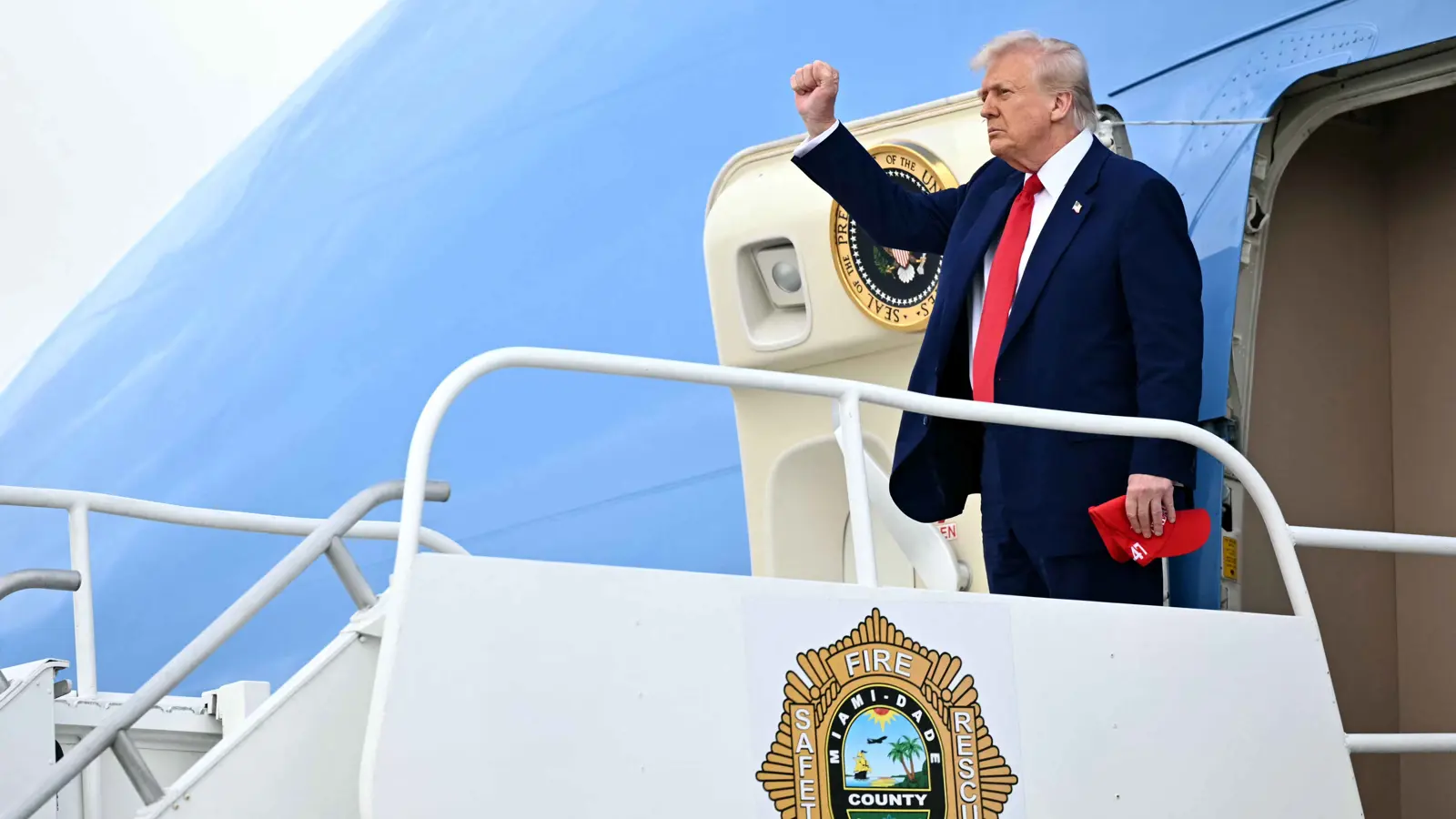 هل أضرّت حرب ترامب التجارية بحلفائه اليمينيين؟