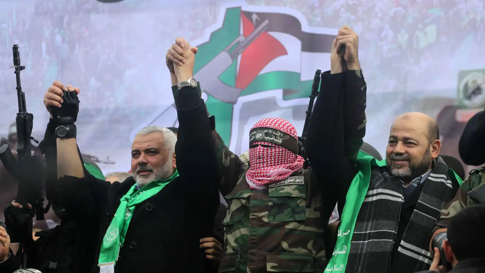 إلى جانب محمد الضيف.. إسرائيل تنشر صورة لـ"أبو عبيدة"