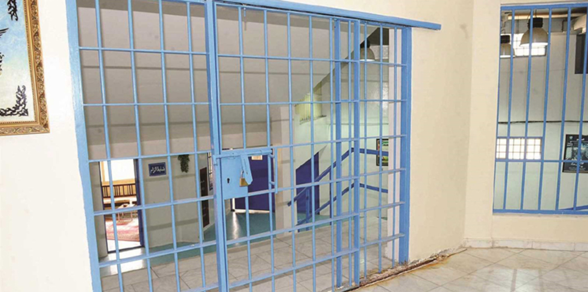 "وجبة طعام" تساهم بهروب متهمَين من سجن في الكويت.. ليستمتعا بأحضان عاهرتين