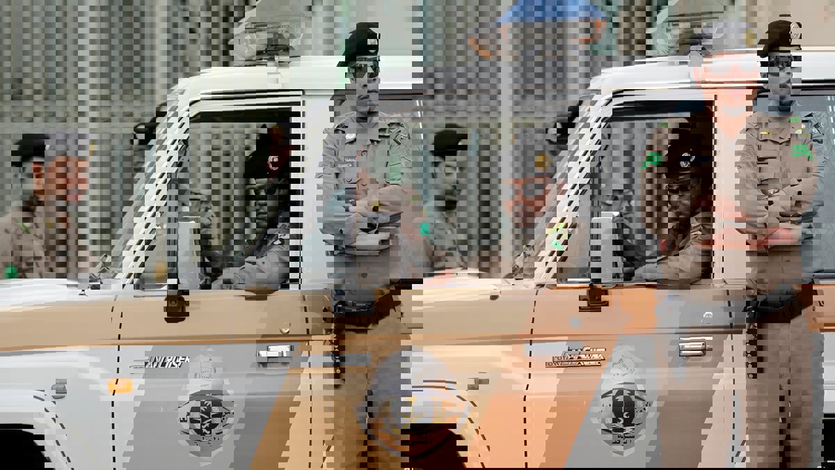 حارس أمن يتصدى لوافد تحرش بفتاة في مول بحائل السعودية