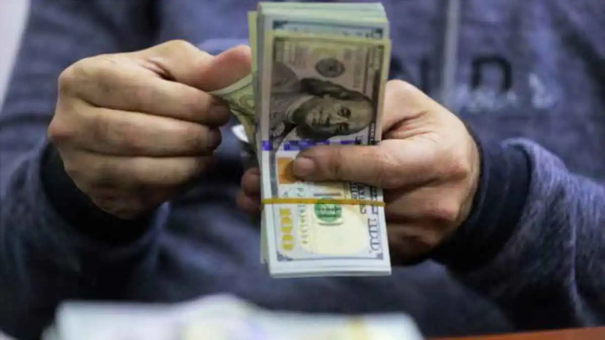 أمريكا توقف شحنات الدولار للعراق وسط ضغوط لحل الميليشيات