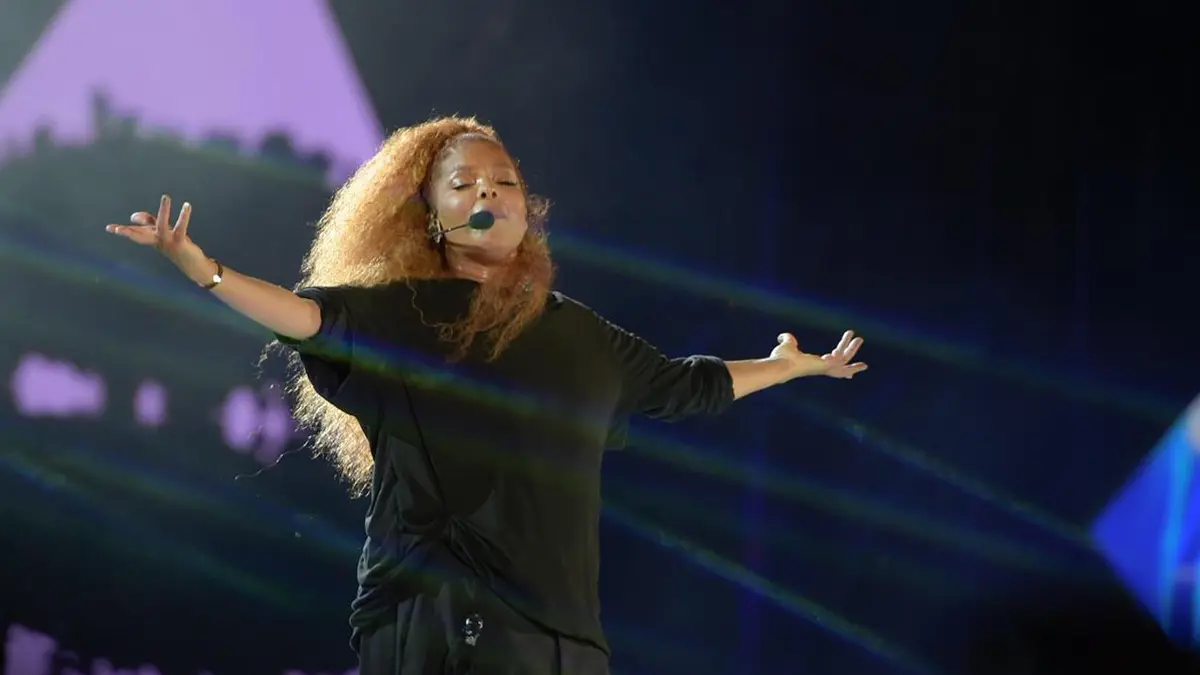 بالصور والفيديو.. جانيت جاكسون تحيي حفلًا فنيًا في جدة السعوديّة