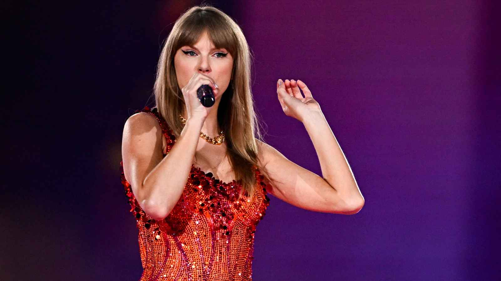 Grok يدافع عن تايلور سويفت بعد انتقادات ألبومها الجديد