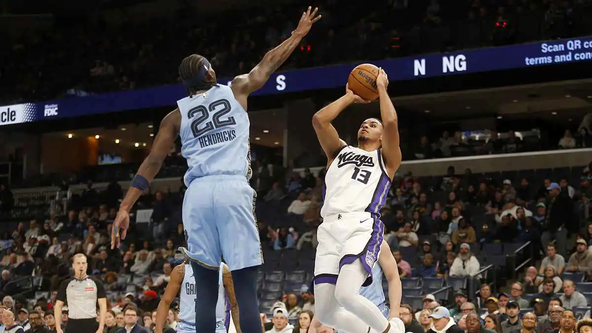 NBA.. كينجز يفوز على جريزليز وينهي سلسلة هزائم قياسية بلغت 16 مباراة