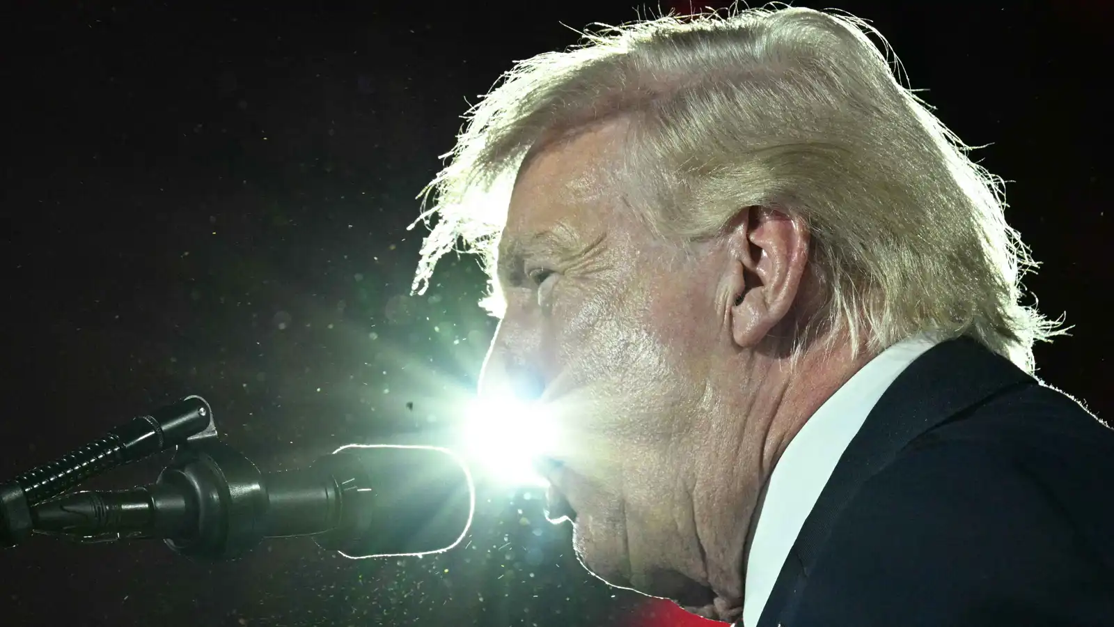 ترامب يشكو شدة الإضاءة وكدمة جديدة على يده (صور)