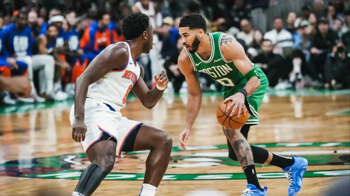 بوسطن يواصل انتصاراته بدوري السلة الأمريكي بالفوز على نيويورك نيكس (فيديو)