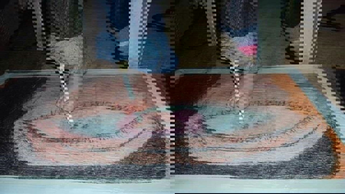 فرح الترك.. رسامة عراقية تهزم الشلل الدماغي وتبدع بأصابع  القدم 